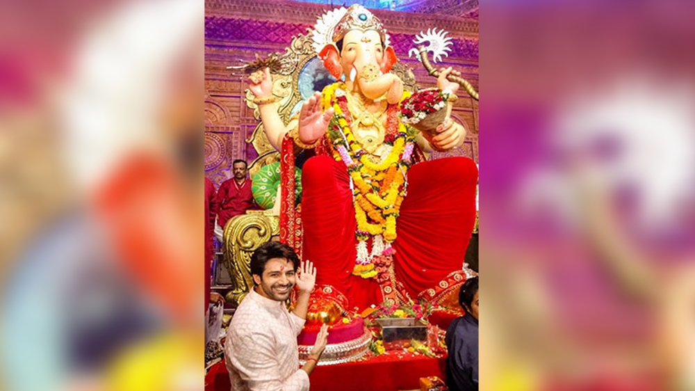 Kartik visits Lalbaugcha Raja for blessings on Ganesh Chaturthi