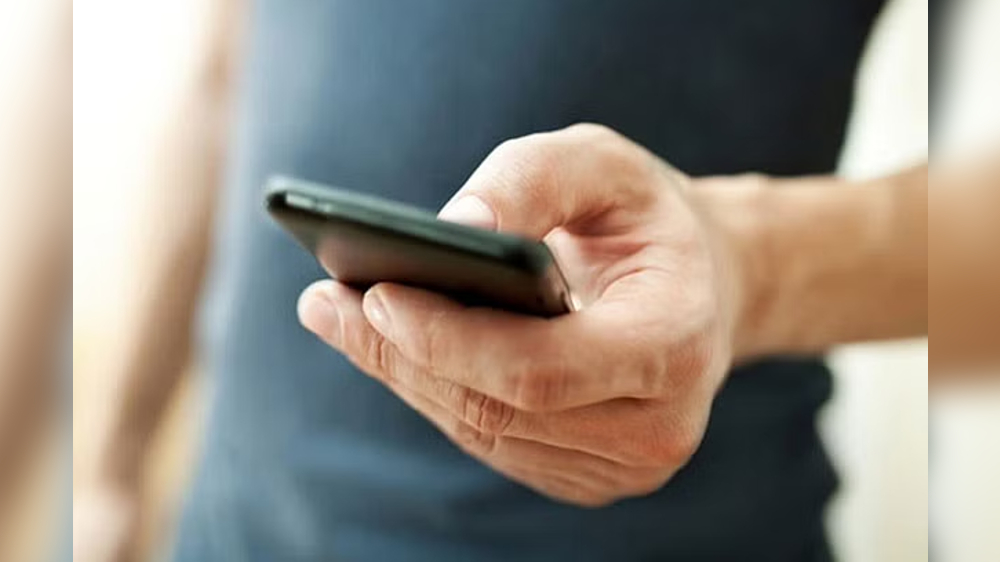 Smartphones users in 2 countries spend nearly 6 hrs/day on apps