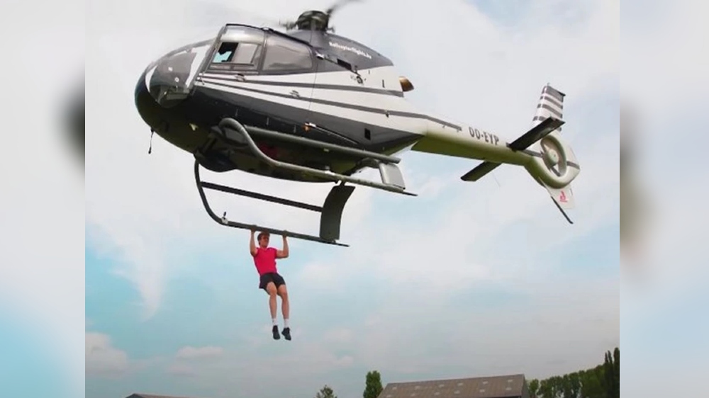 YouTubers smash Guinness Record by doing 25 pull-ups from helicopter YouTubers smash Guinness Record by doing 25 pull-ups from helicopter
