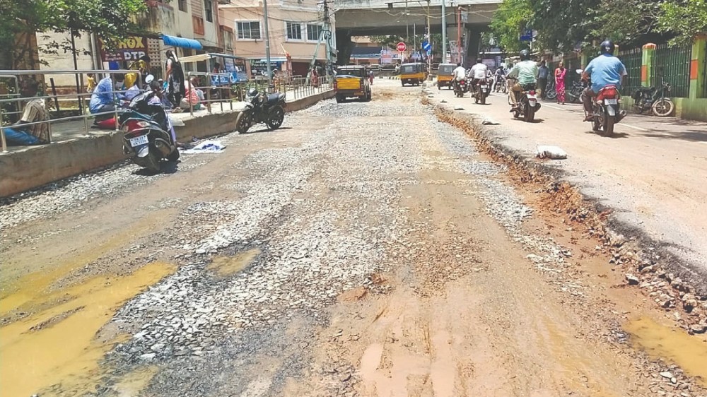 Collectorate road dug up; Mayor, councillor in dark