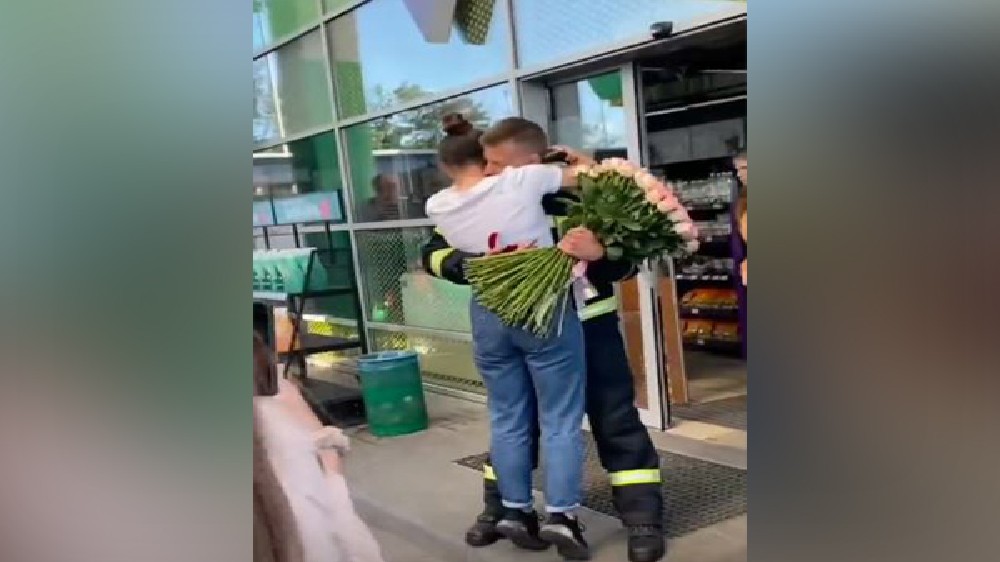 Viral Video: Ukrainian rescuer proposes girlfriend as siren wails Viral Video: Ukrainian rescuer proposes girlfriend as siren wails