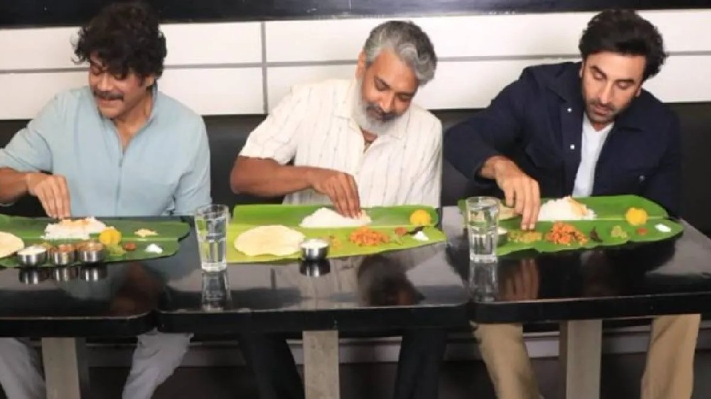 Ranbir enjoys a meal off a banana leaf with Rajamouli, Nagarjuna