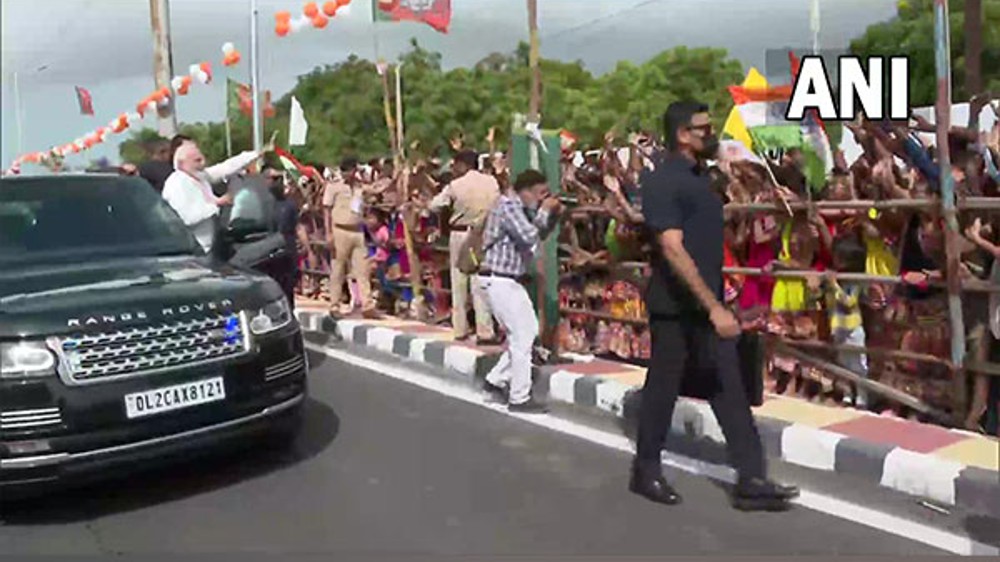 Modi receives warm welcome in Bhuj, holds roadshow