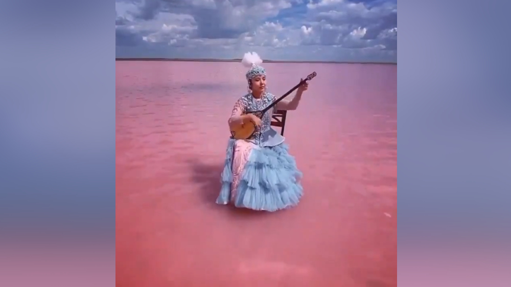 Its all pink! Video of woman playing music on salt lake goes viral