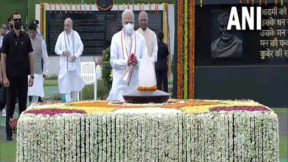 Murmu, Modi pay floral tribute Vajpayee on his death anniv