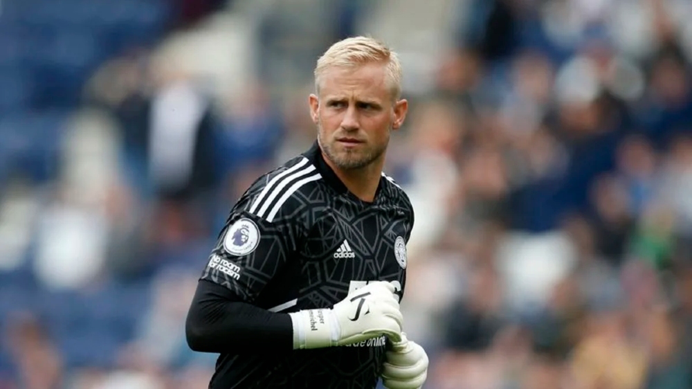 Soccer-Nice sign Denmark goalkeeper Schmeichel from Leicester