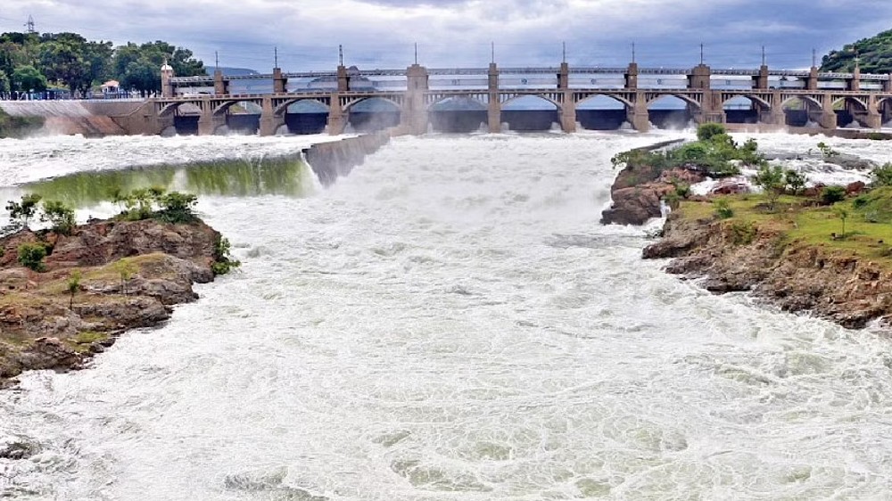Water opened from Mettur dam enters houses amid flood alert to TN