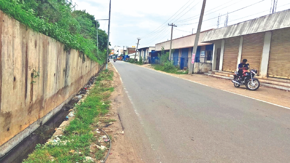 Open drains along Tambaram-Puzhal service lane threat to motorists Open drains along Tambaram-Puzhal service lane threat to motorists