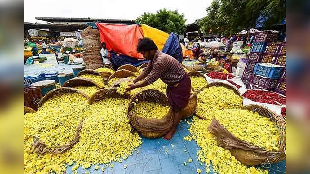 Flowers sold at low price to avoid waste in Koyambedu