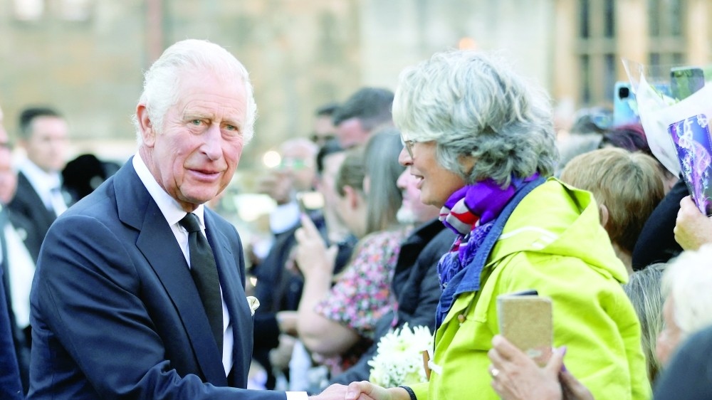 Britain urges people not to travel to join queens queue