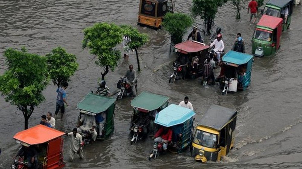 Pakistan appeals for more aid as 400 children dead in floods
