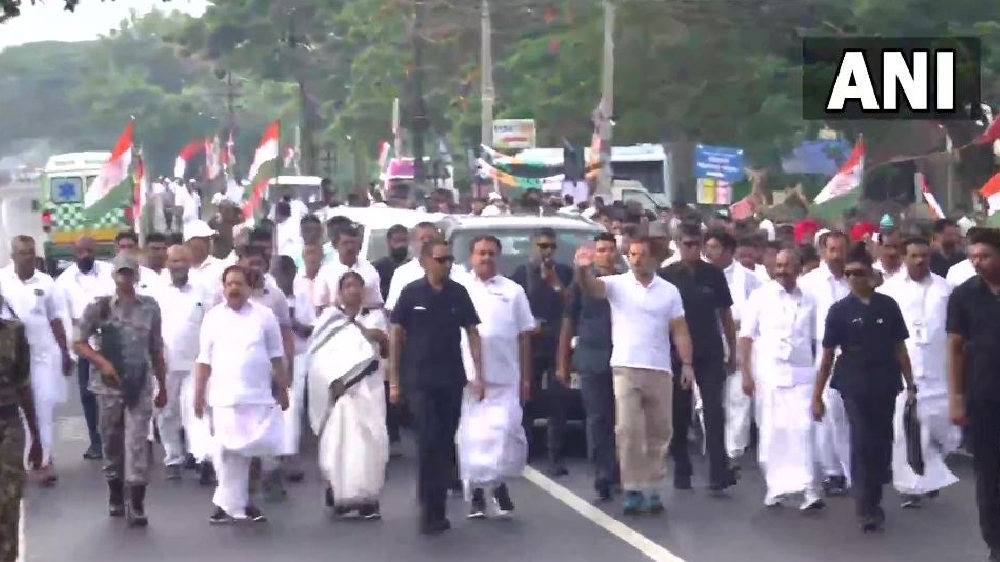 Bharat Jodo Yatra resumes from Punnapra Aravukad for 12th day