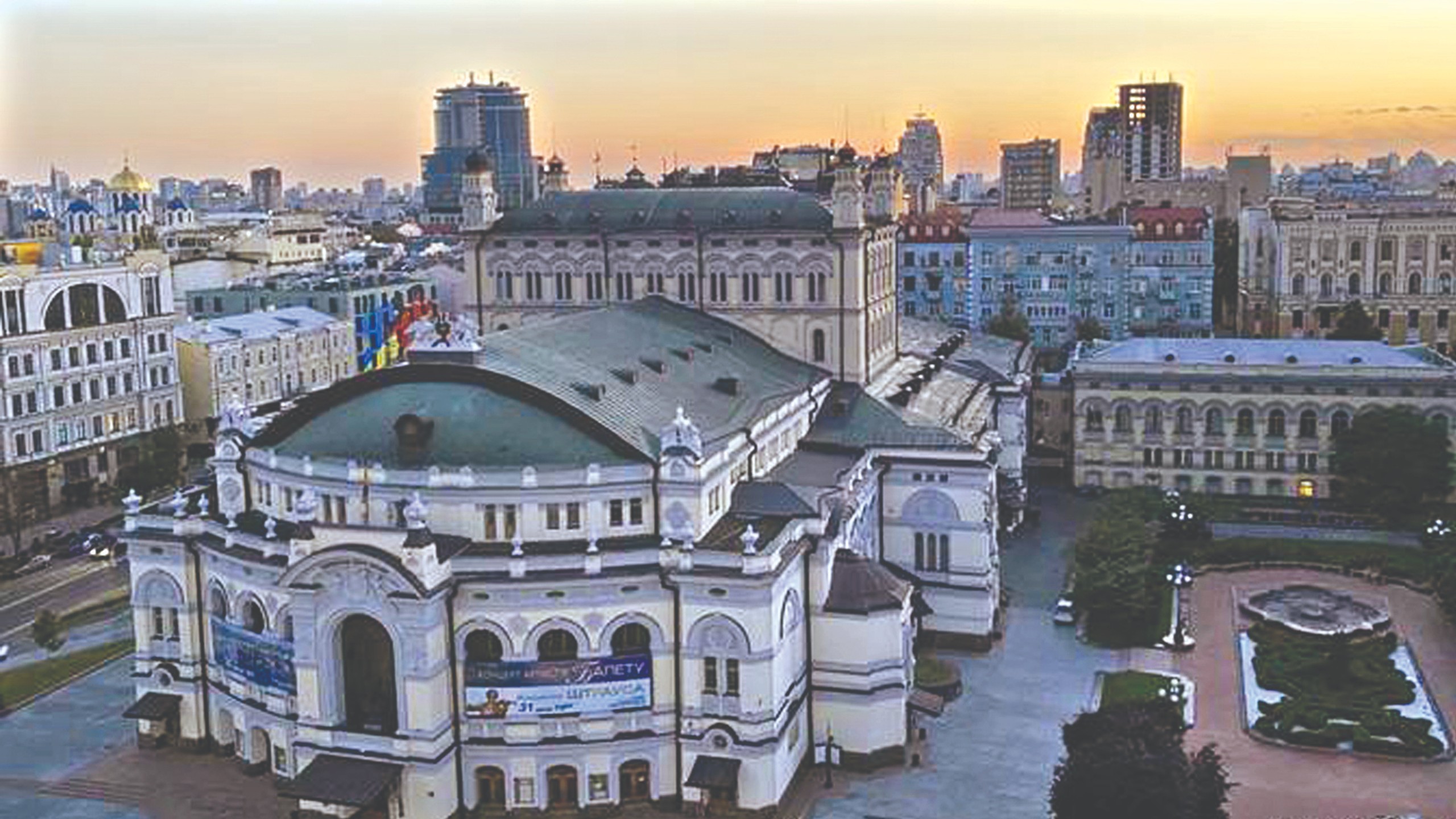 In Kyiv, domestic tourists are back, despite air raid sirens In Kyiv, domestic tourists are back, despite air raid sirens