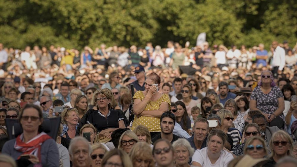 Crowds queue for queen’s coffin as Charles spends quiet day