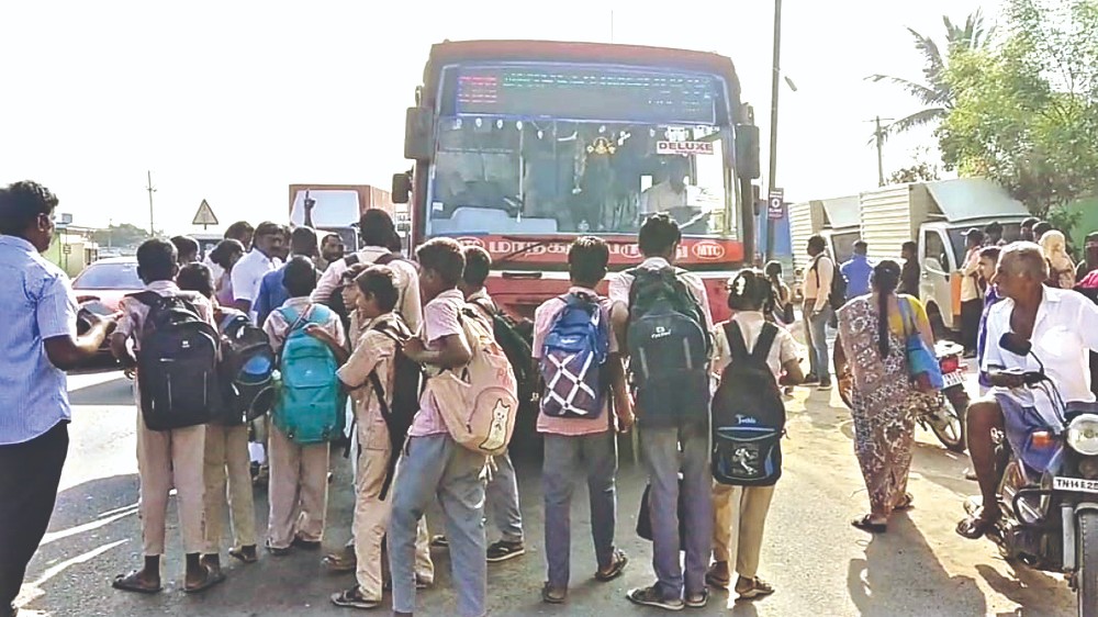 School students, parents block govt bus in protest near Padappai