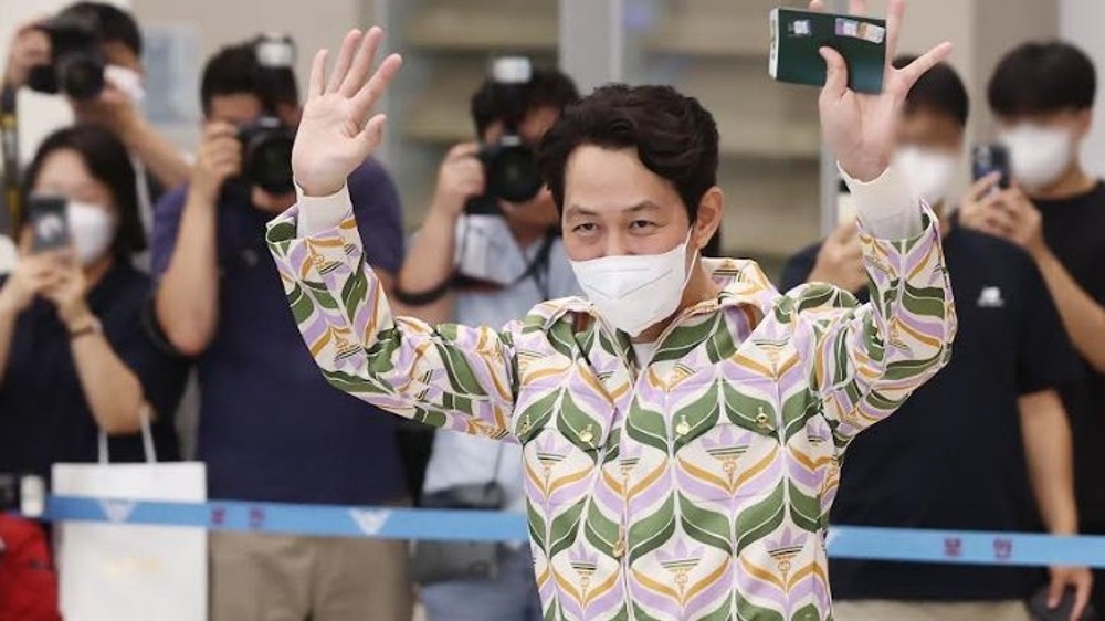 Lee Jung-jae arrives with Emmy trophy to heros welcome