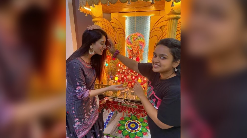 Warina Hussain gets brutally trolled for Ganpati Darshan Warina Hussain gets brutally trolled for Ganpati Darshan