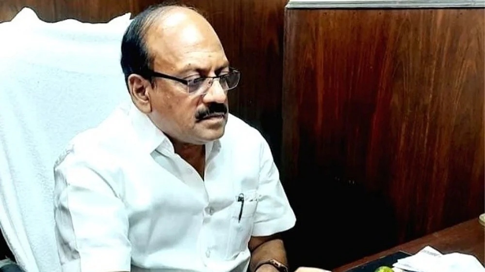 Ministers distribute welfare aid to minorities Ministers distribute welfare aid to minorities