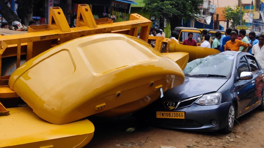Lorry carrying spare parts loses control, damages car in Tiruvallur