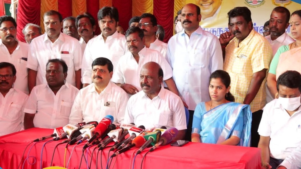 Fever cases rise rapidly, Min rejects calls to close down schools