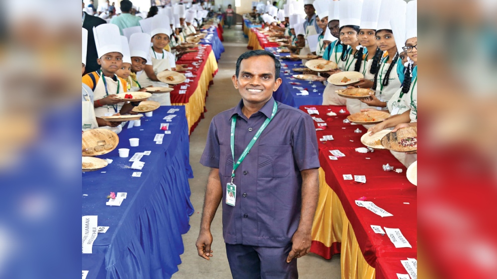 319 students cook 319 dishes in 4.27 minutes, set world record