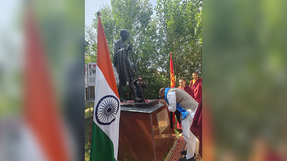 Rajnath Singh pays tribute to Gandhi statue in Ulaanbaatar