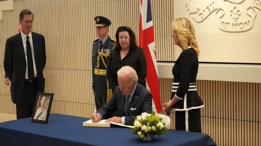 Biden, first lady sign condolence book after Queens demise