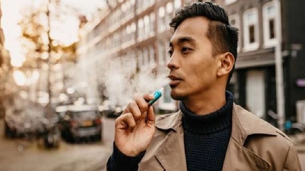 Teens are more likely to try e-cigarettes if their parents smoke Teens are more likely to try e-cigarettes if their parents smoke