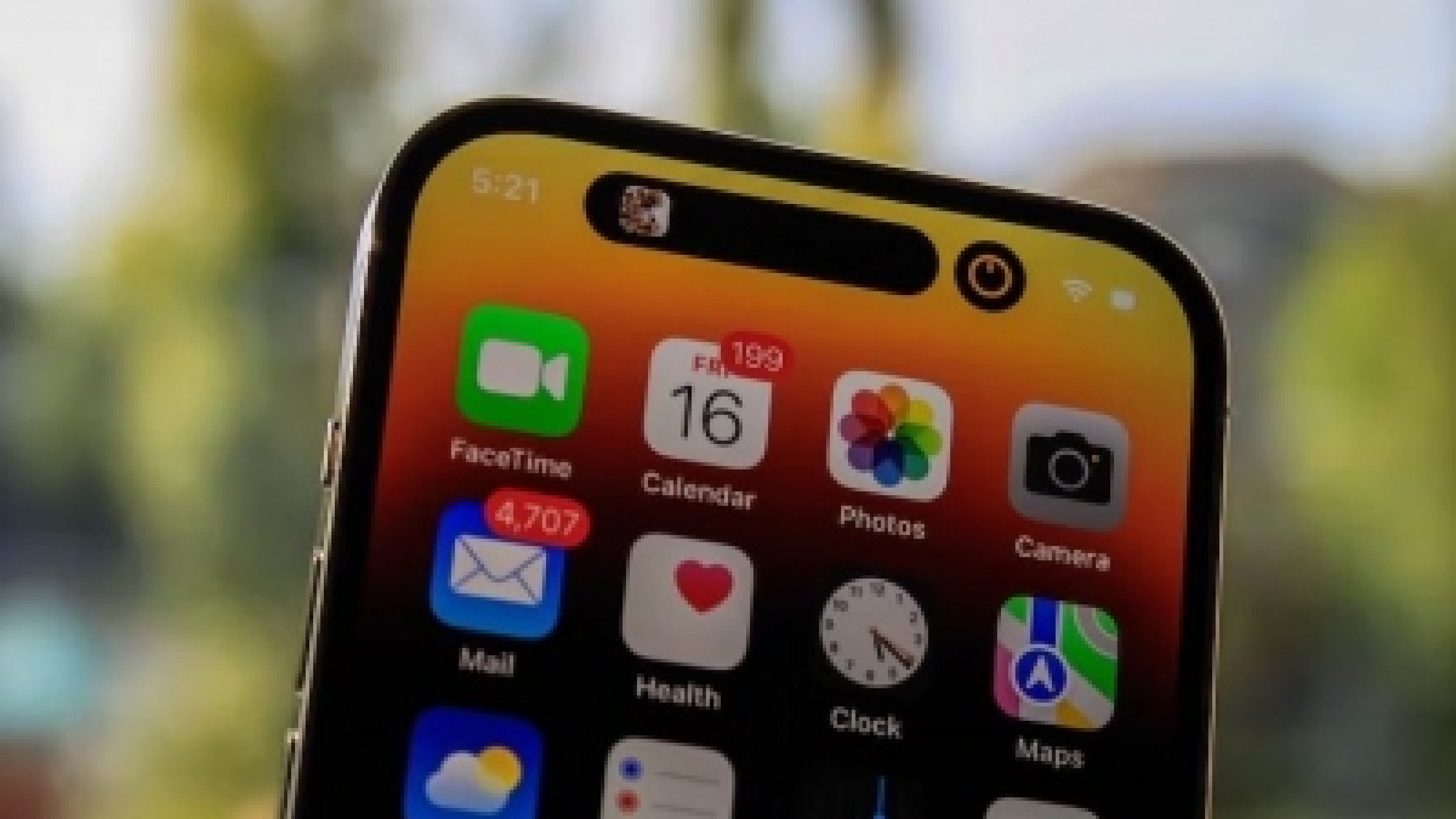 Apple using Qualcomm modem for satellite SOS in iPhone 14 series