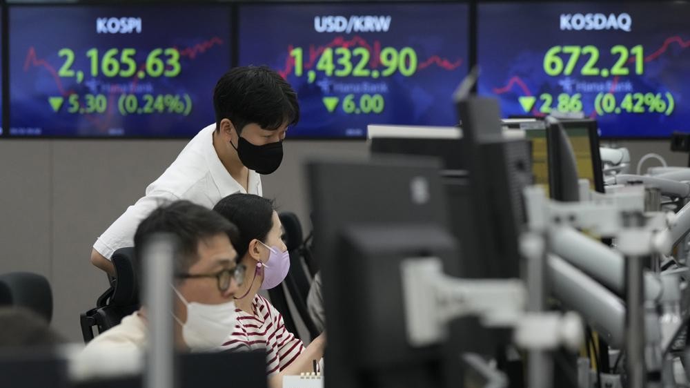 Asian stocks sink on German inflation, British tax cuts
