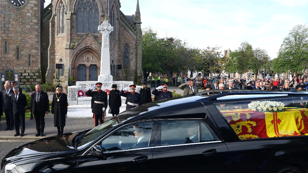 Queen Elizabeth IIs coffin takes long road through Scotland Queen Elizabeth IIs coffin takes long road through Scotland