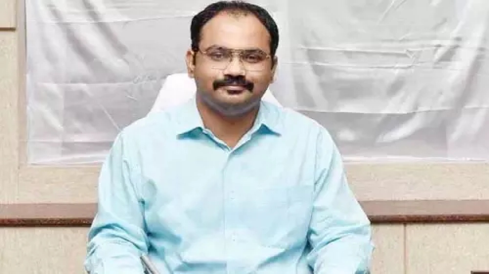 Collector urges public to get free booster shots