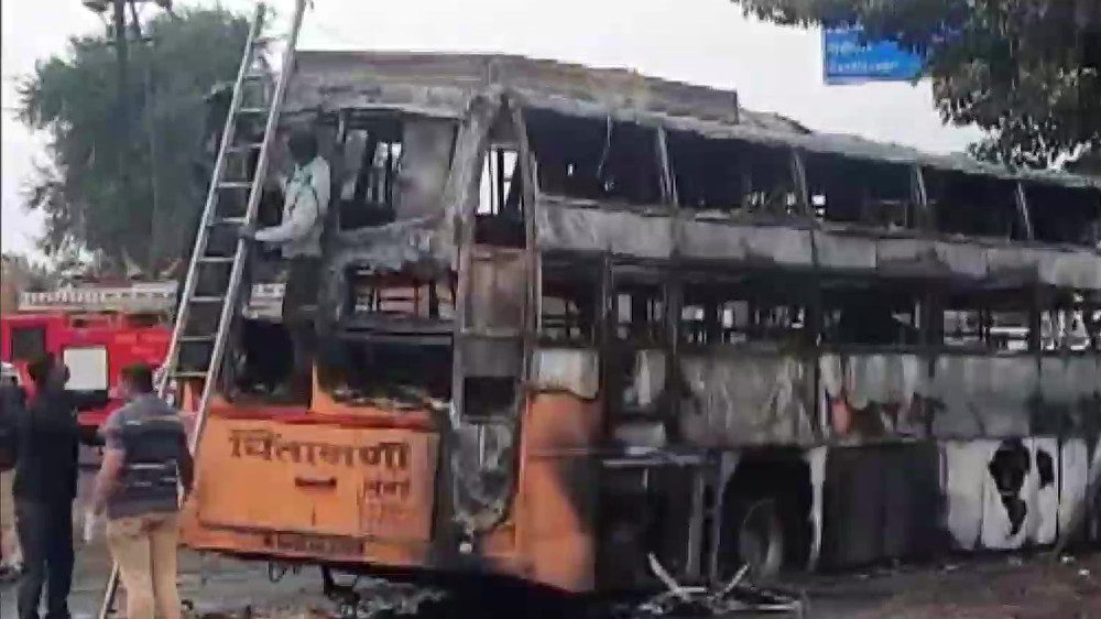 11 dead, 38 injured as bus catches fire in Nashik 11 dead, 38 injured as bus catches fire in Nashik