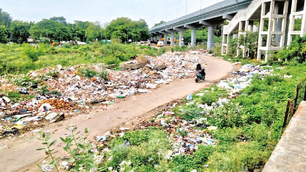 No solution yet to garbage pile on Pallavaram railroad No solution yet to garbage pile on Pallavaram railroad