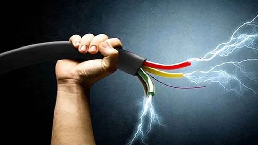 Engineer electrocuted on touching lamp post near Madipakkam