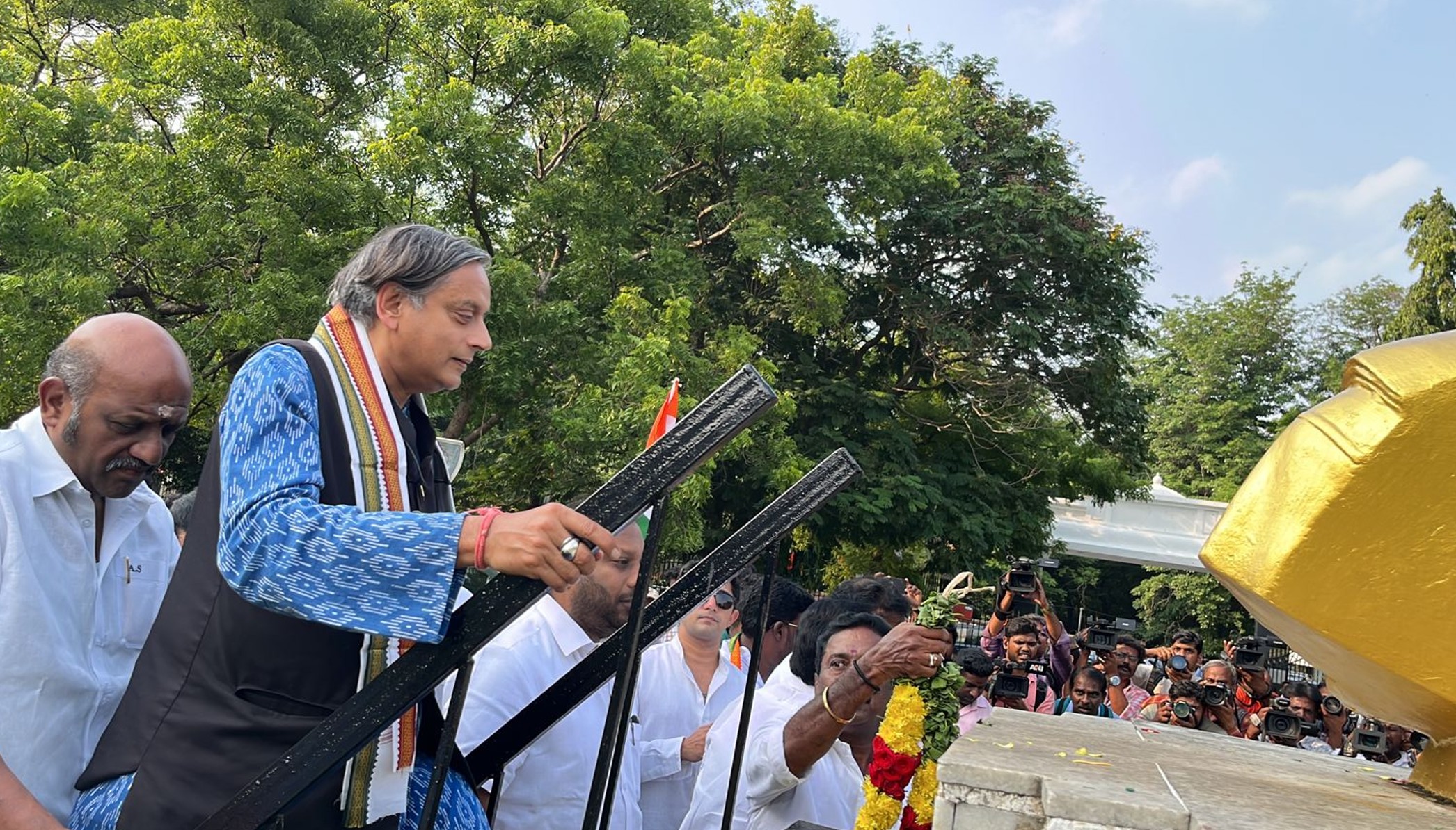 Shashi Tharoor’s visit to Bhavan a damp squib