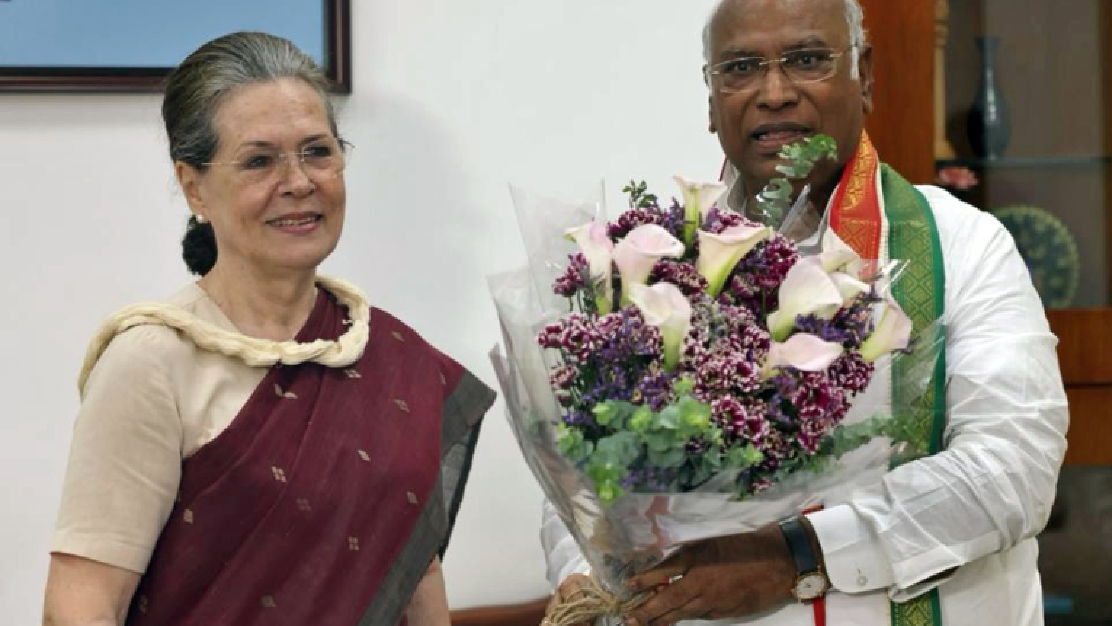 Sonia congratulates Kharge on winning Cong prez polls