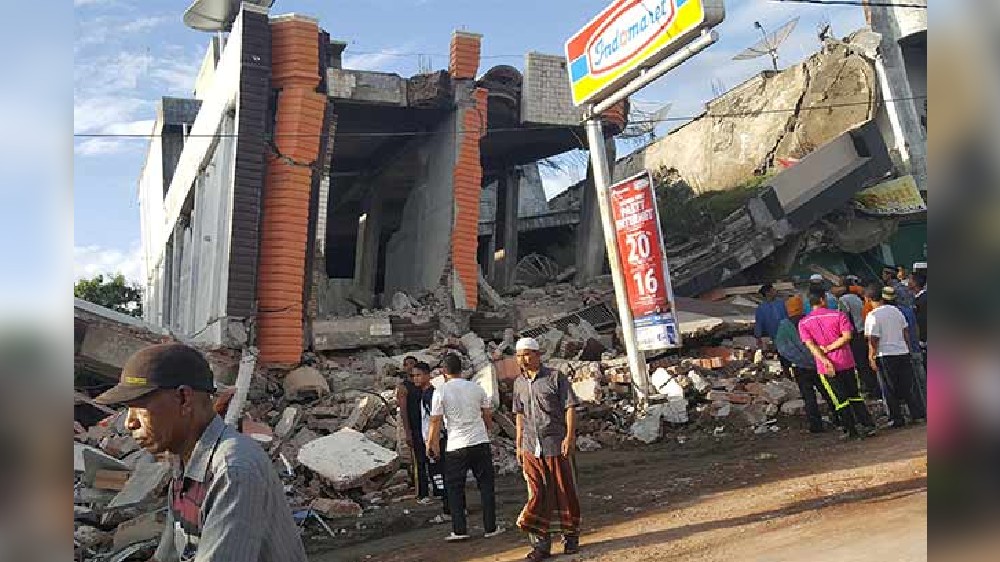 Powerful earthquake shakes Indonesias Sumatra, kills 1