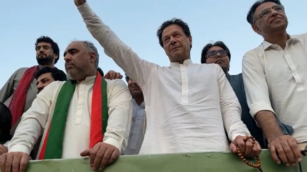 Imran Khan begins long march with guns aimed at ISI chief