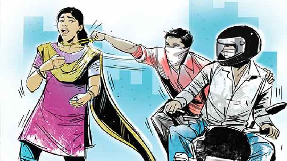 Bike-borne duo snatches gold chain from woman near police station