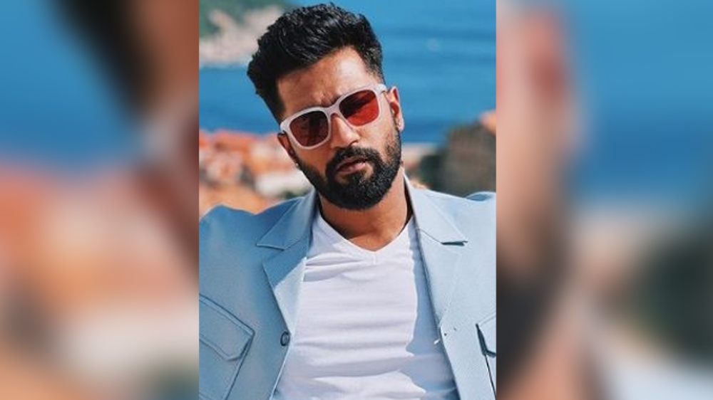 Vicky has a field day playing jugaad cricket after early pack-up