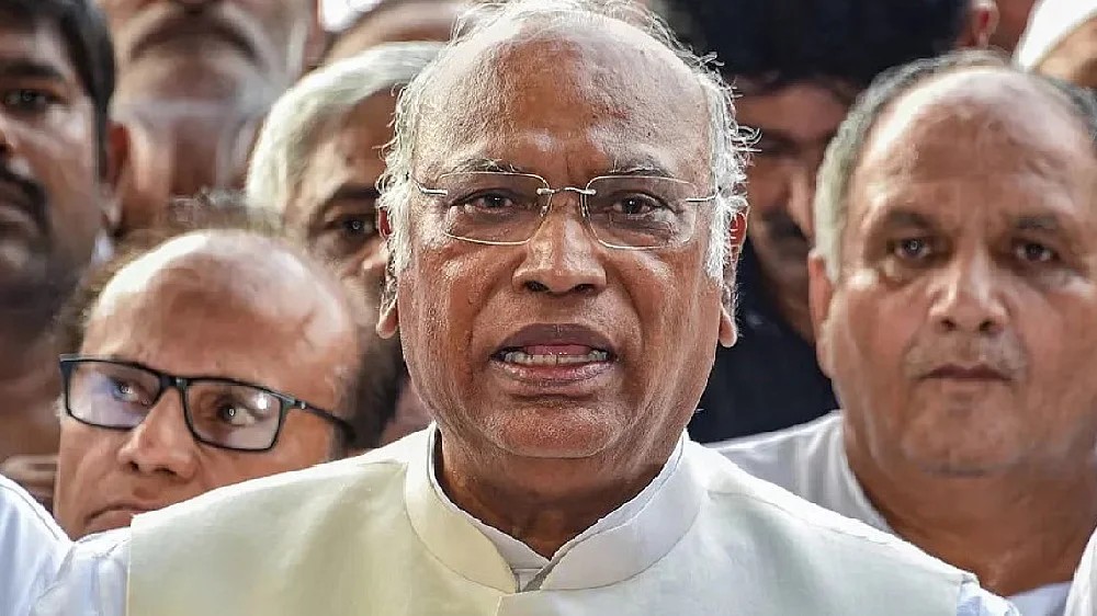 Bhakti in politics is road to dictatorship, says Kharge