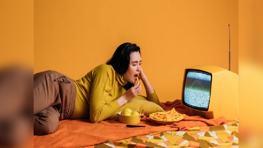 Eating after bedtime increases hunger, decreases calories burned