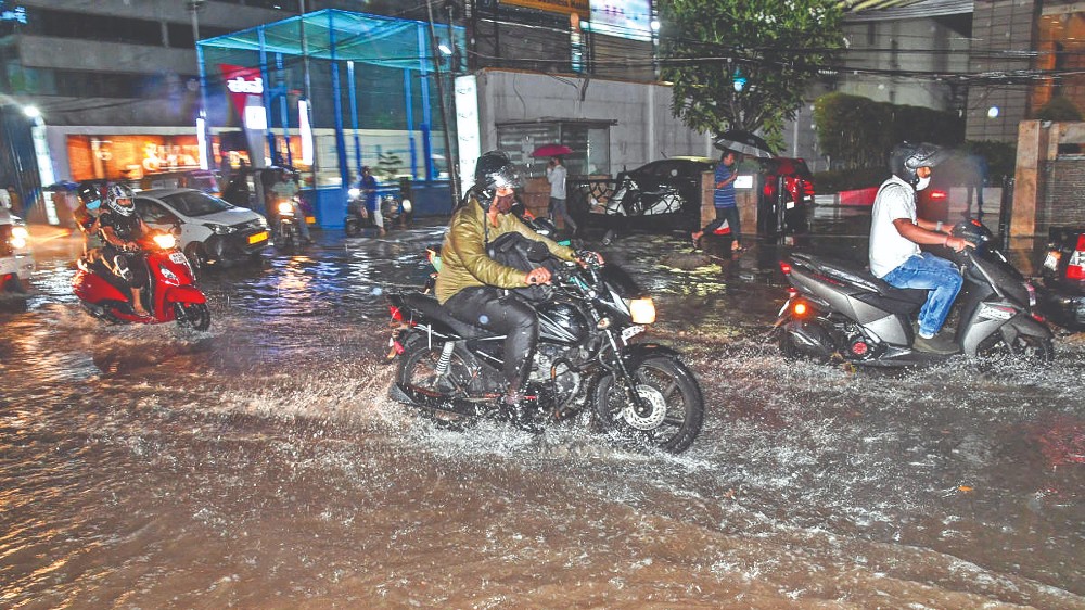 Heavy overnight rain wreaks havoc in Bengaluru Heavy overnight rain wreaks havoc in Bengaluru
