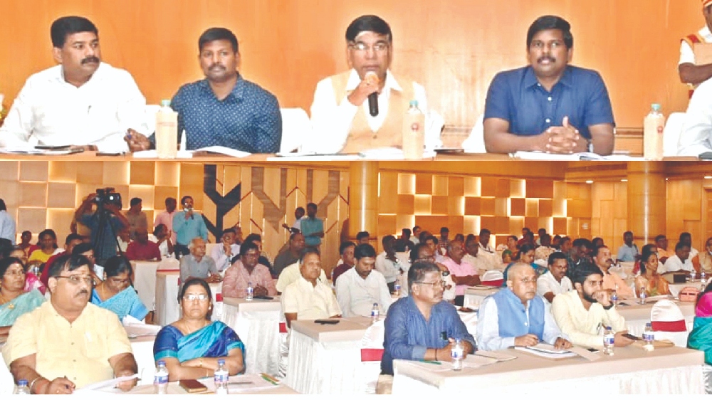 Union Minister reviews status of Centre’s schemes in Tiruchy Union Minister reviews status of Centre’s schemes in Tiruchy