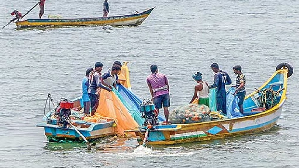 SL Navy apprehends 3 fishermen for crossing IMBL, seize boats