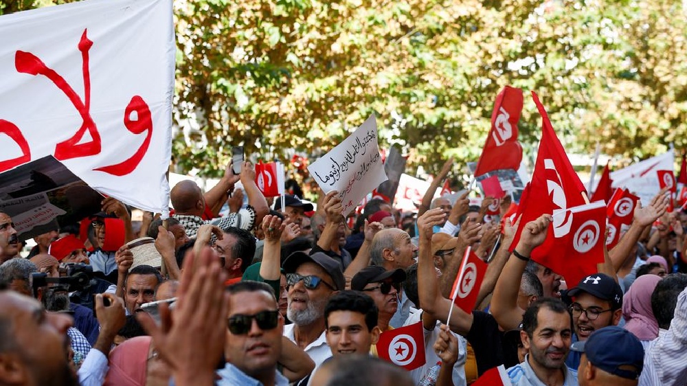 Thousands from rival Tunisian parties protest against president Thousands from rival Tunisian parties protest against president