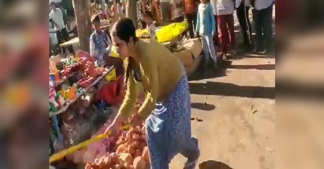 Viral: Lucknow woman destroys roadside diya shops on Diwali