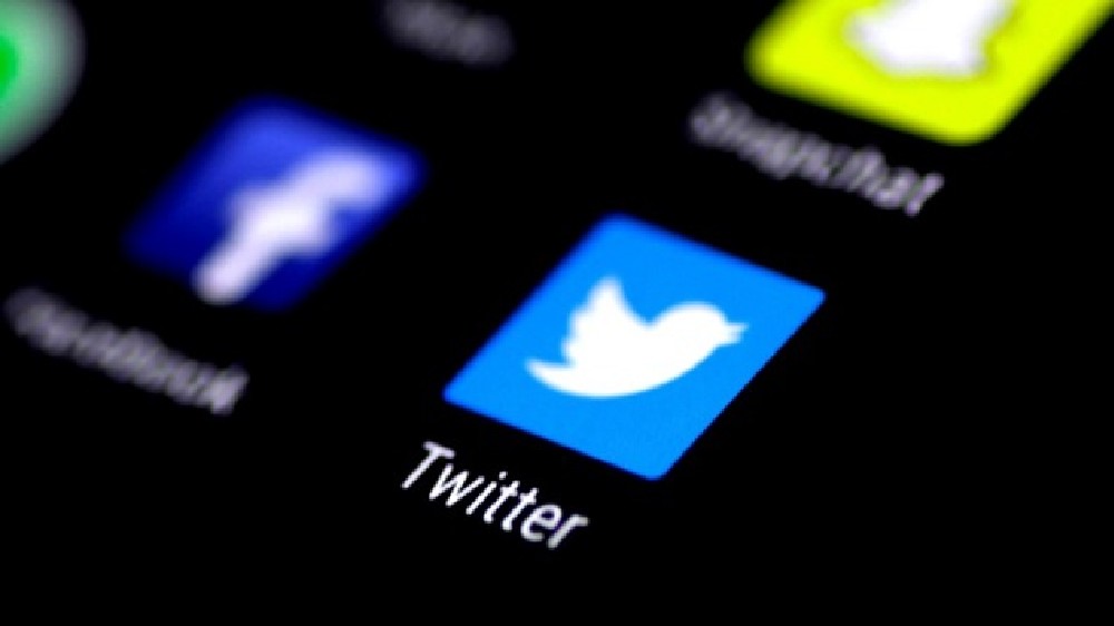 Twitter nudges users to share instead of taking screenshots