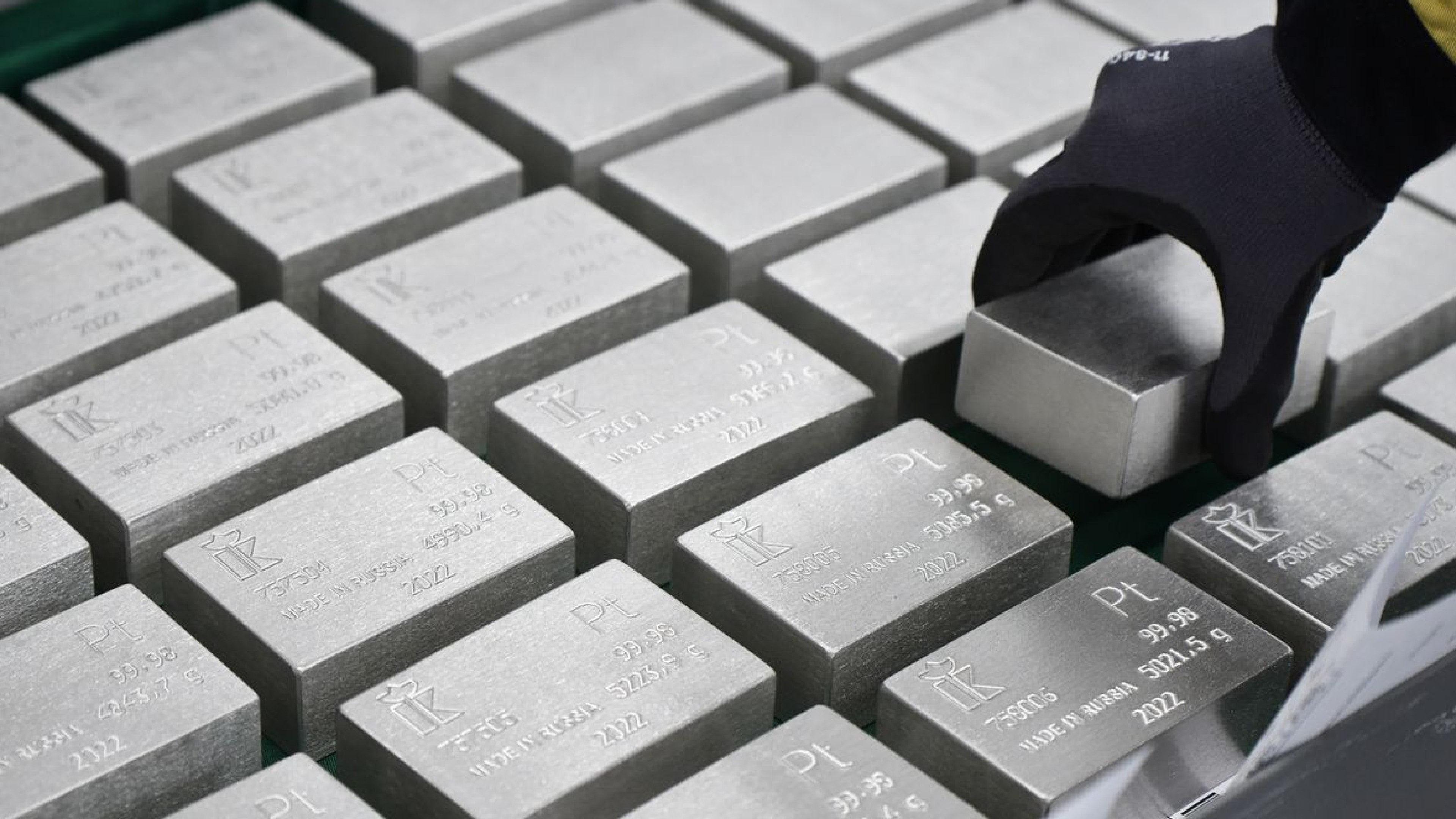 Centre hikes import duty on platinum